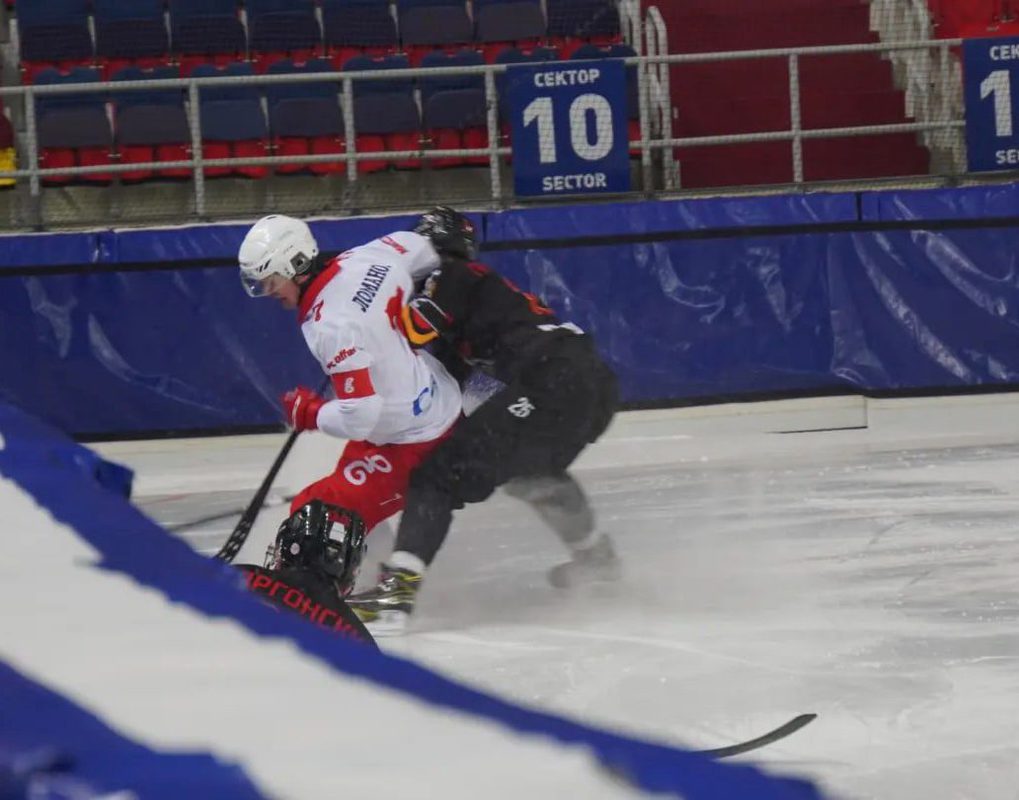 Красноярский «Енисей» выбыл из плей-офф российского первенства по хоккею с мячом