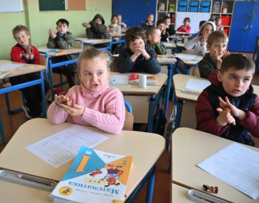 В омские школы и детские сады устроили 57 детей из семей беженцев