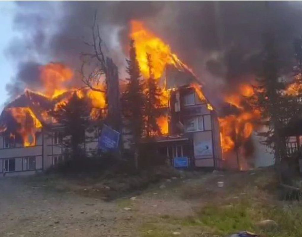 Гостевой дом сгорел на базе «Ергаки» в Красноярском крае