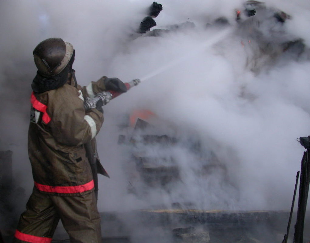 В Красноярске загорелось заброшенное кафе на правом берегу