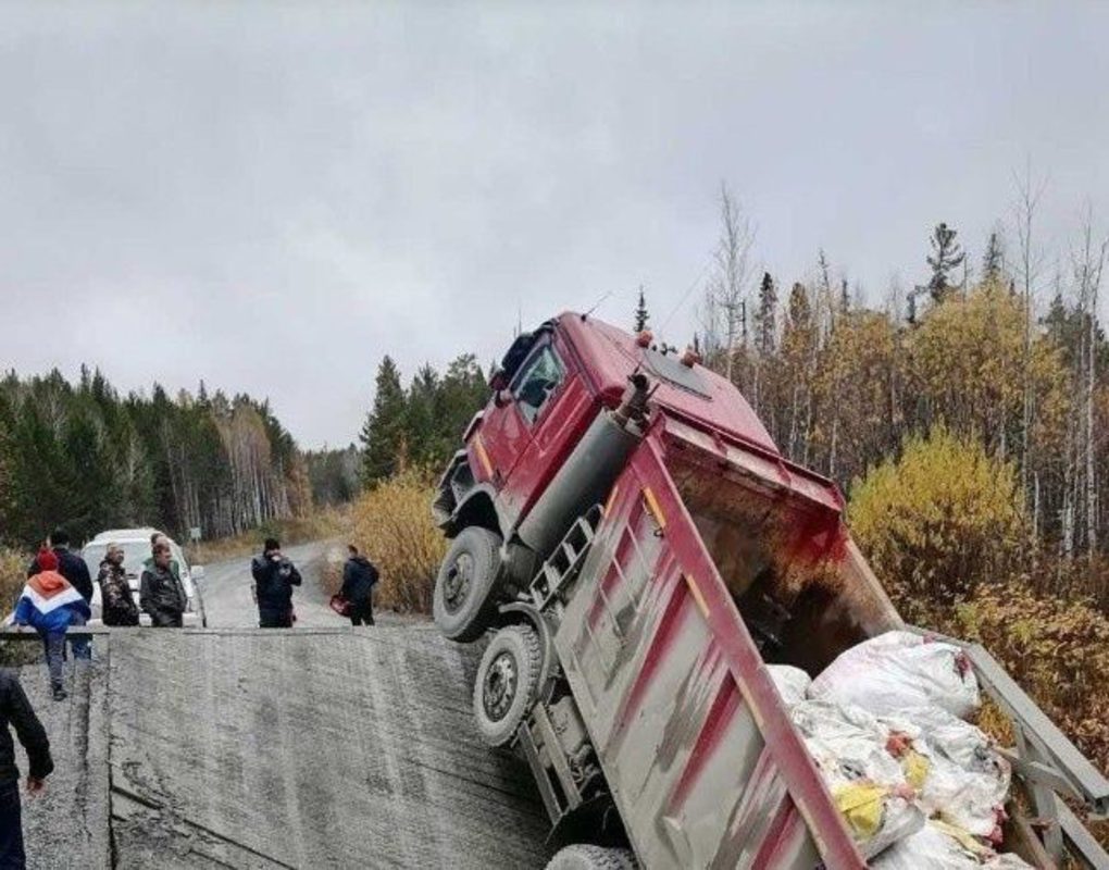Сотрудники ГИБДД Красноярского края устанавливают причины обрушения моста в Мотыгинском районе
