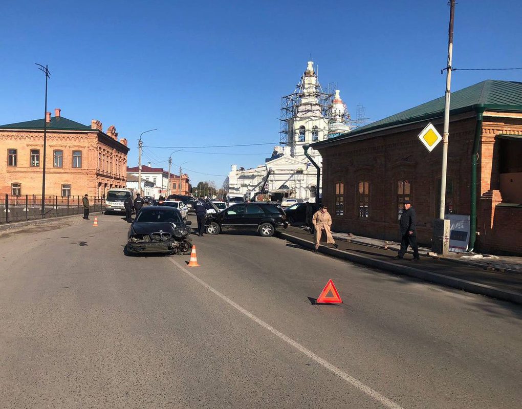 В Минусинске водитель BMW врезался в маршрутный автобус с 17 пассажирами 