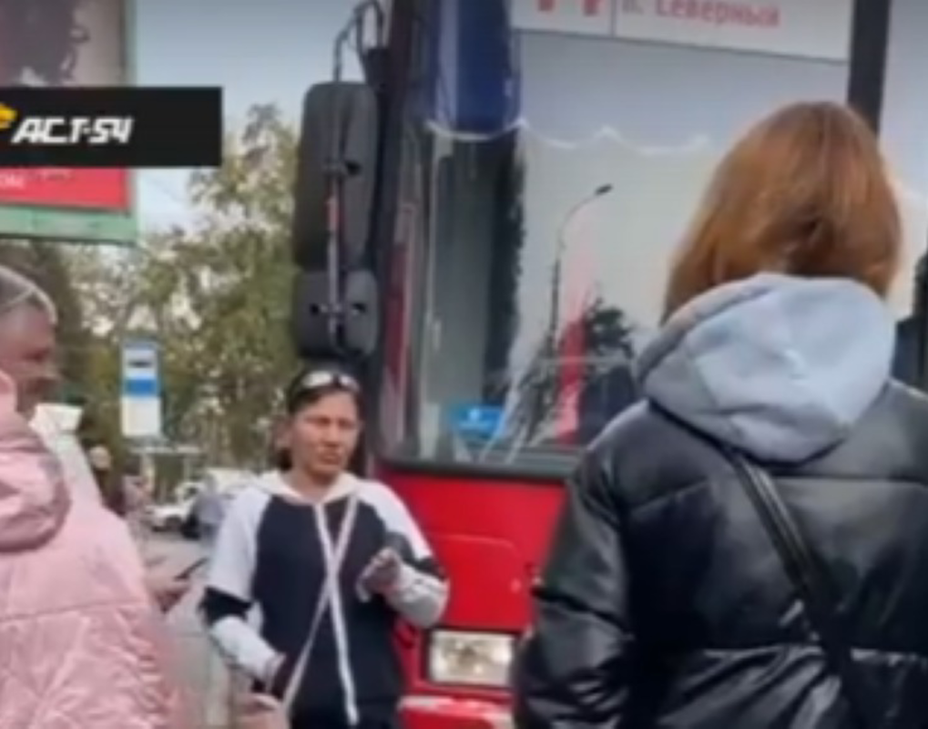 В Новосибирске поругались пассажиры попавших в ДТП автобуса и троллейбуса