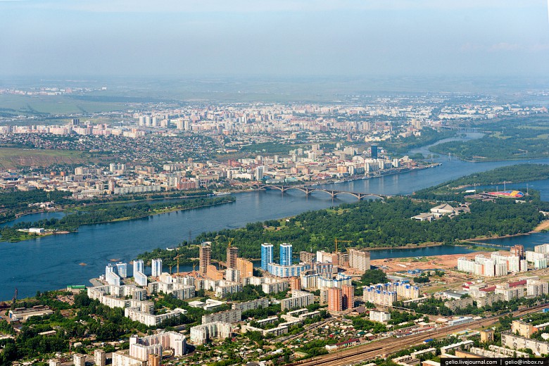 Город разделён на две части Енисеем; его левобережная часть находится в Западной Сибири, правобережная — в Восточной. При этом город экономическими географами отнесён к Восточной Сибири.